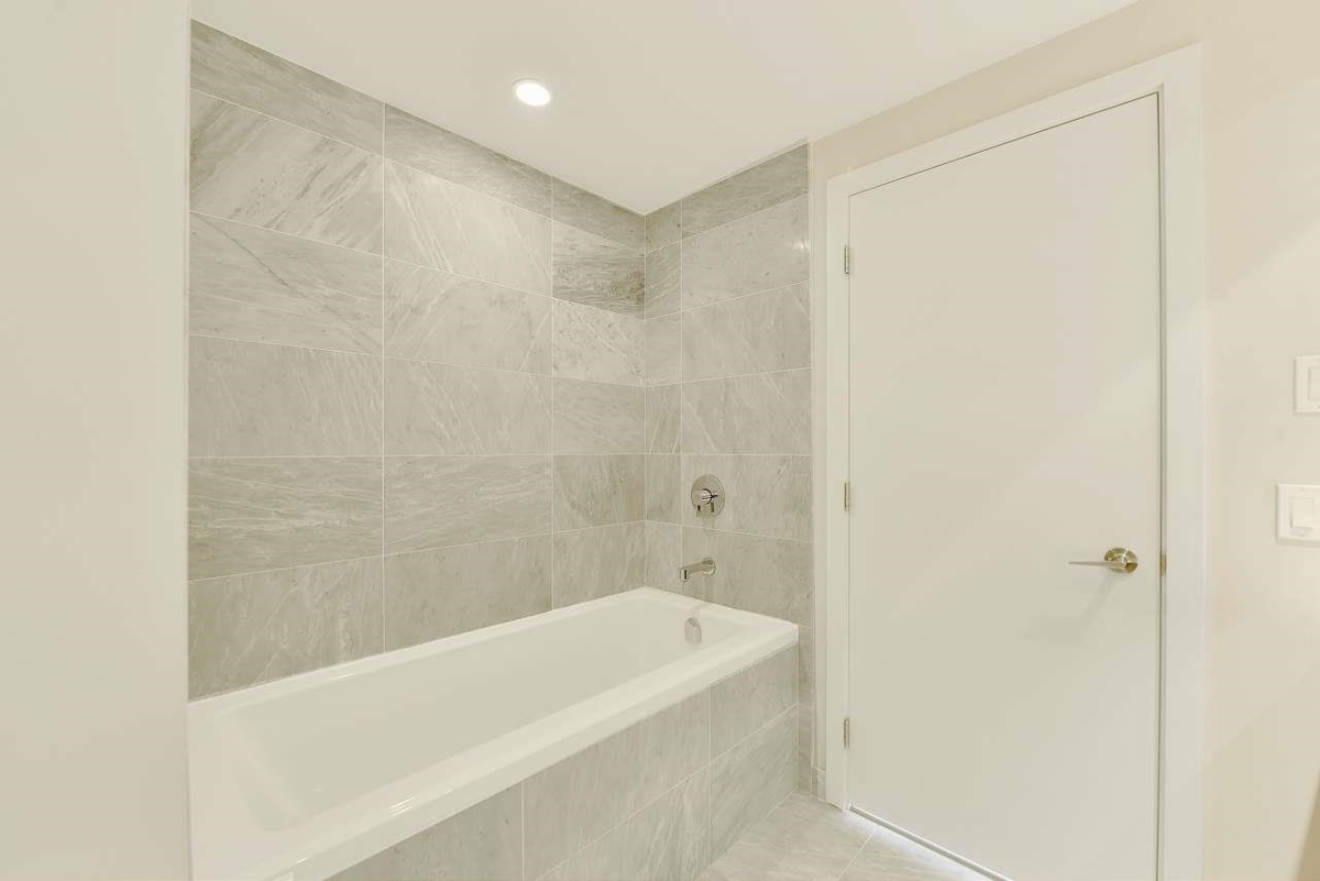 Hallway Photo of 3207 2975 Atlantic Avenue, Coquitlam, BC