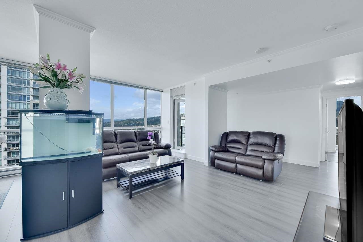 Kitchen Island Photo of 3207 2975 Atlantic Avenue, Coquitlam, BC