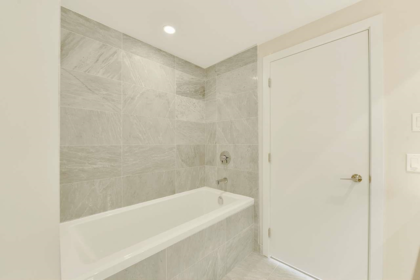 Hallway Photo of 3207 2975 Atlantic Avenue, Coquitlam, BC
