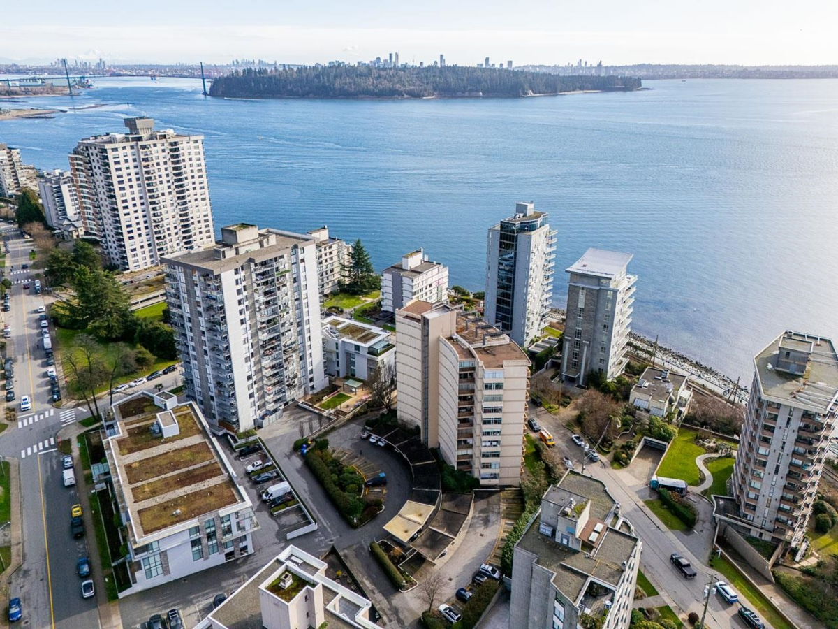 Backyard Photo of 105 2135 Argyle Avenue, West Vancouver, BC