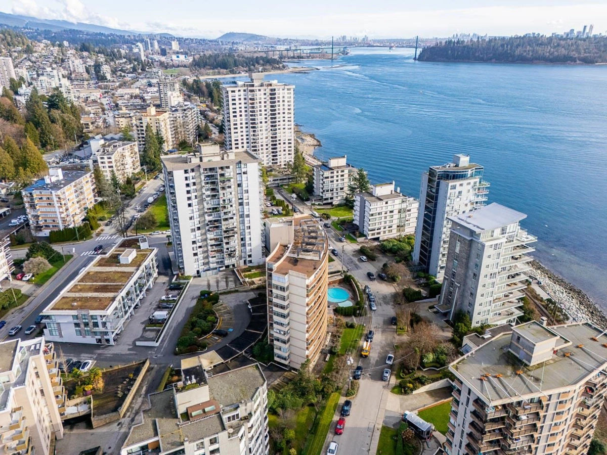 Front Yard Photo of 105 2135 Argyle Avenue, West Vancouver, BC