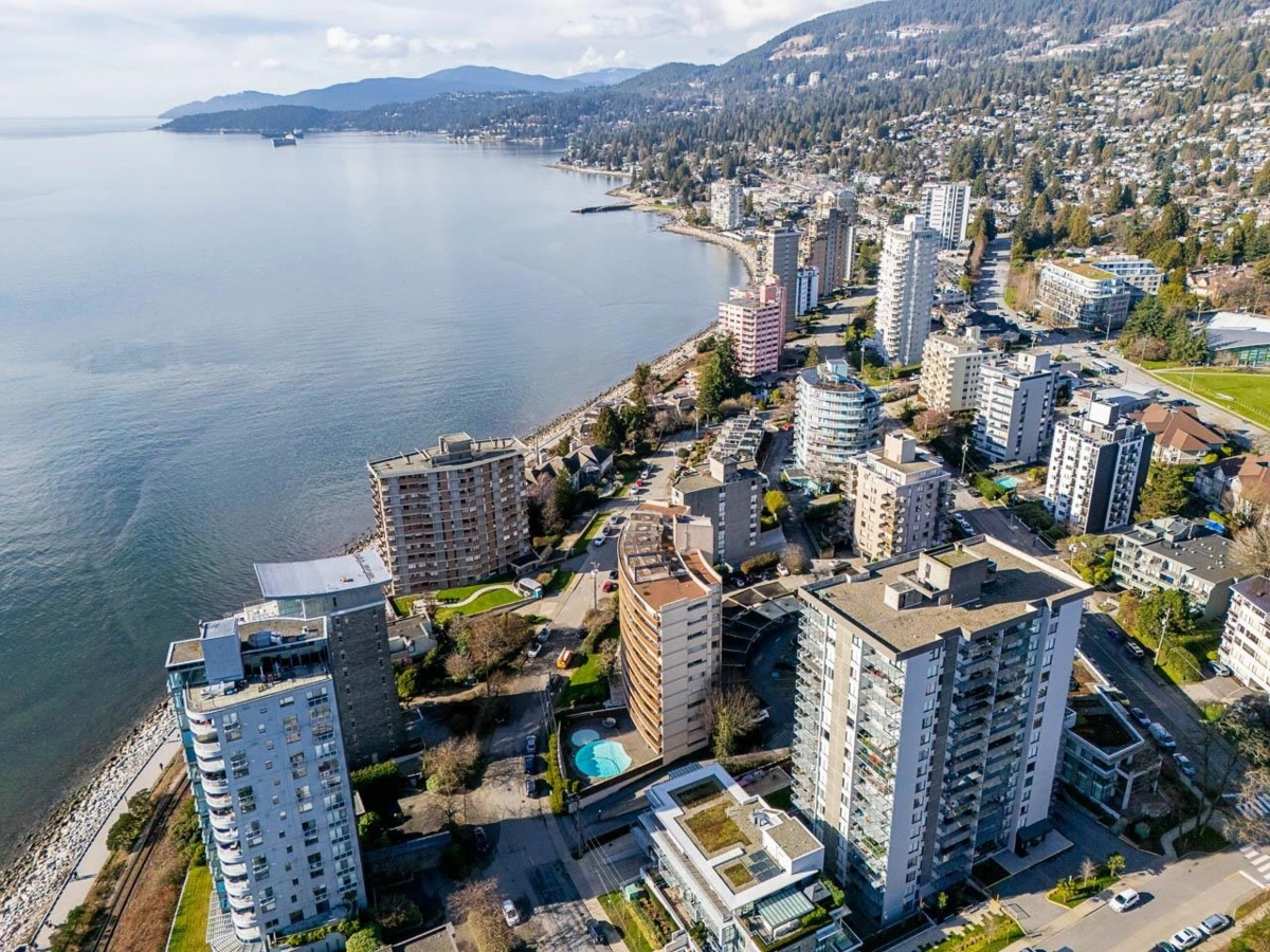 Garden / Landscaping Photo of 105 2135 Argyle Avenue, West Vancouver, BC