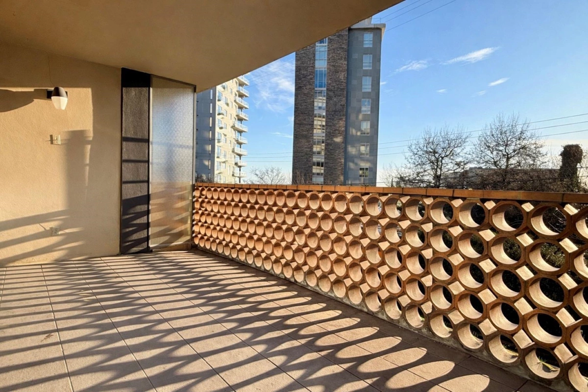 Kitchen Photo of 105 2135 Argyle Avenue, West Vancouver, BC