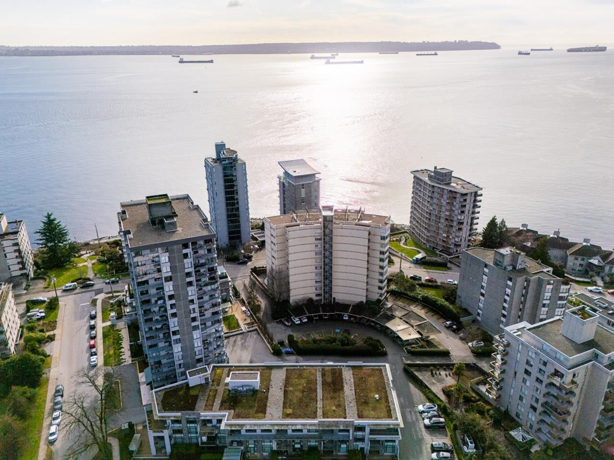 Swimming Pool Photo of 105 2135 Argyle Avenue, West Vancouver, BC