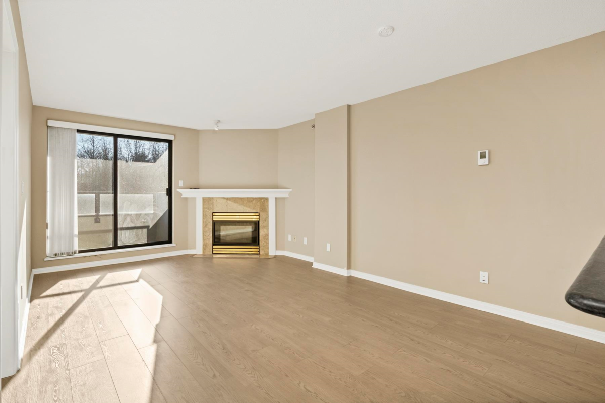 Living Room Photo of 509 6611 Cooney Road, Richmond, BC