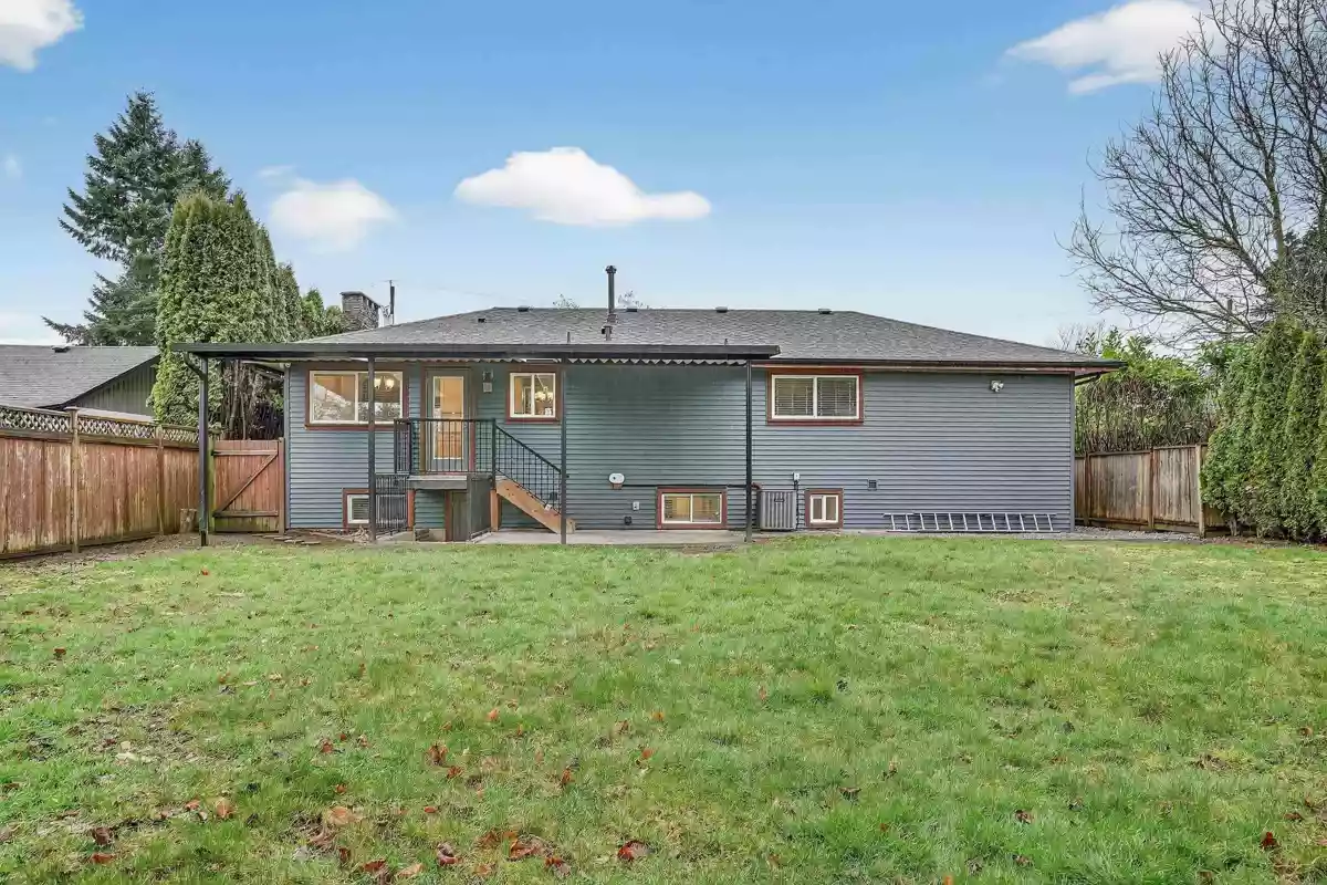 Entry Foyer Photo of 12106 214 Street, Maple Ridge, BC