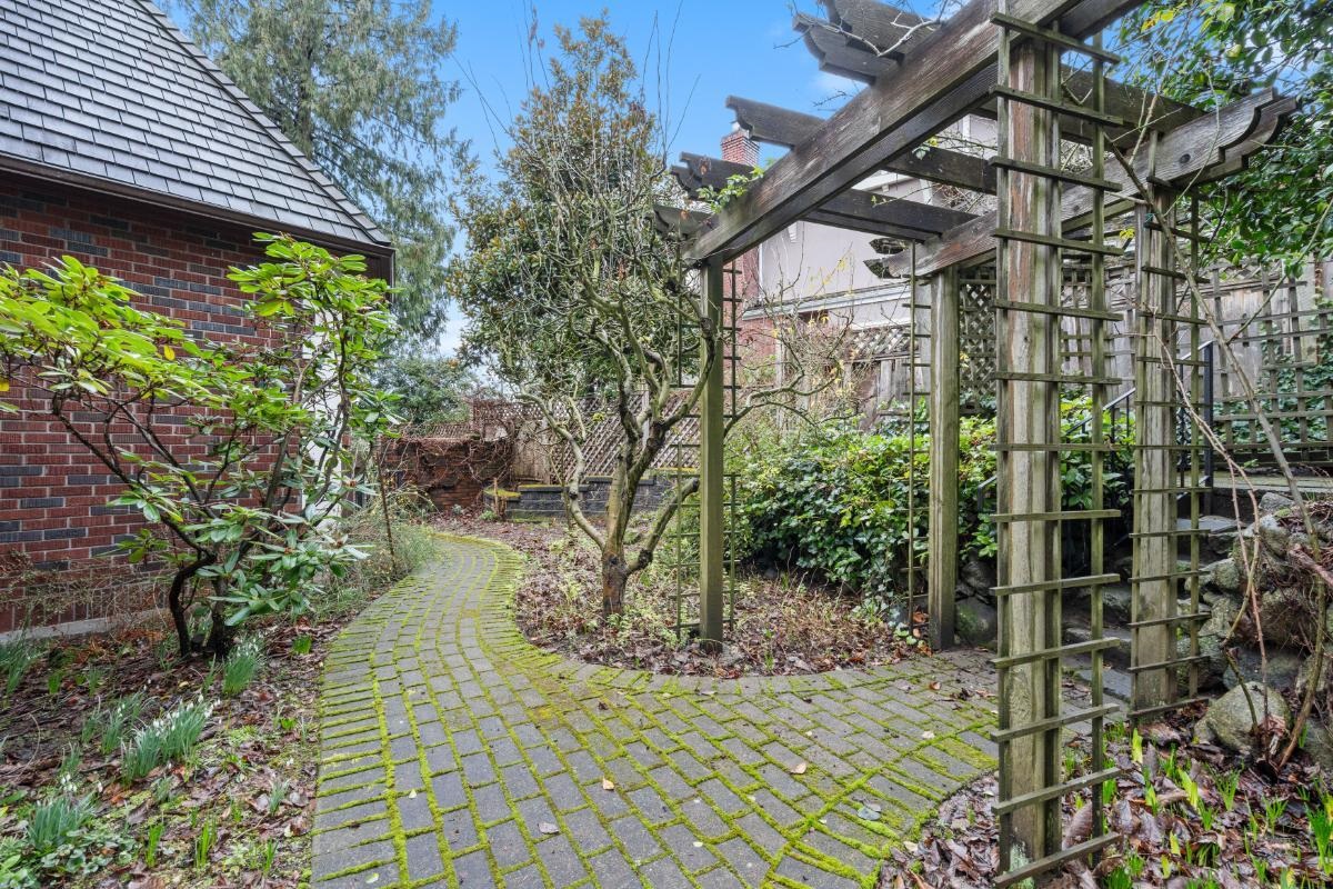 Entry Foyer Photo of 5584 Maple Street, Vancouver, BC