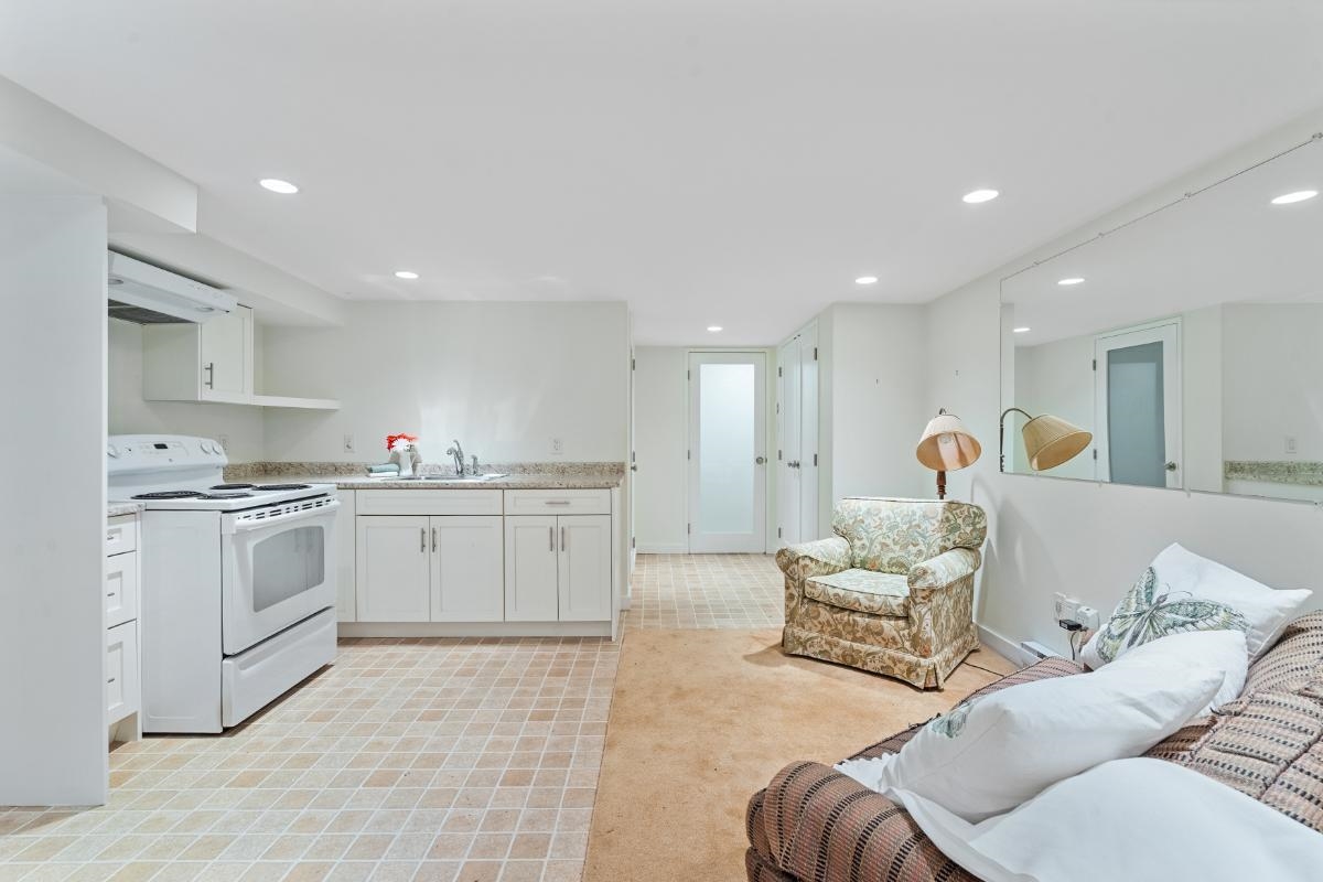 Hallway Photo of 5584 Maple Street, Vancouver, BC