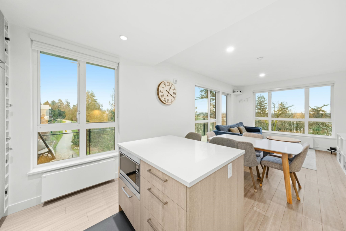 Kitchen Photo of 304 707 E 3rd Street, North Vancouver, BC