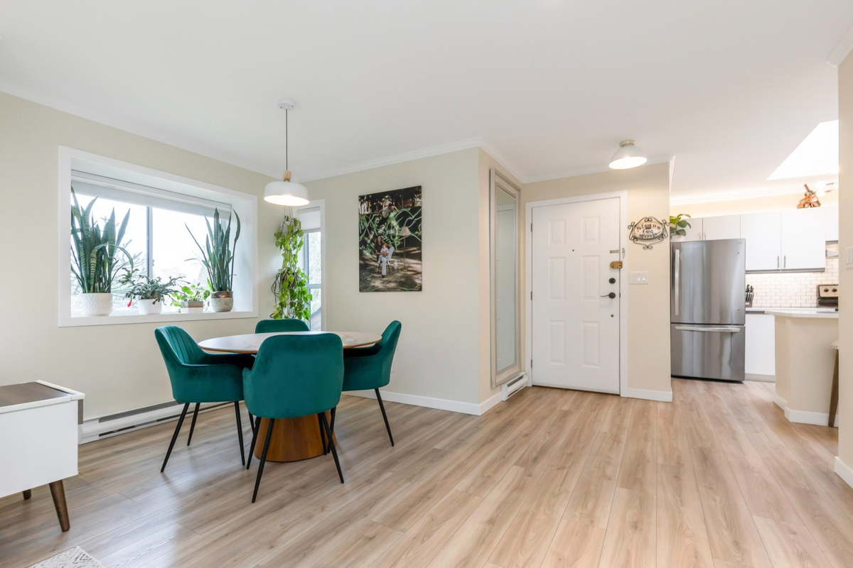 Kitchen Photo of 1206 1750 Mckenzie Road, Abbotsford, BC