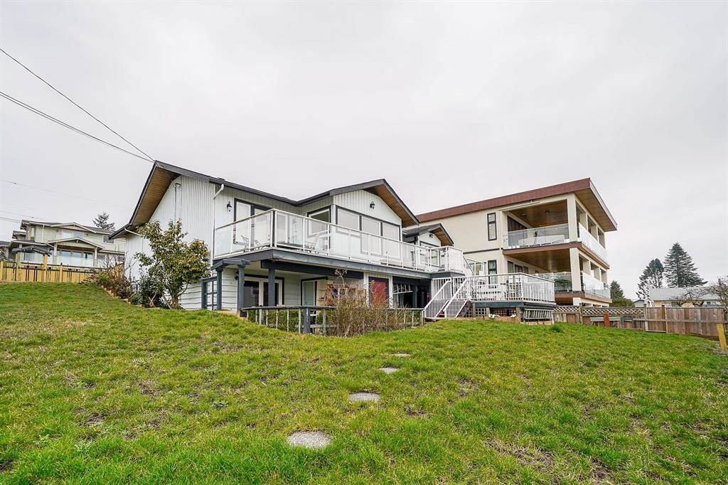 Basement Recreation Room Photo of 15708 Cliff Avenue, White Rock, BC