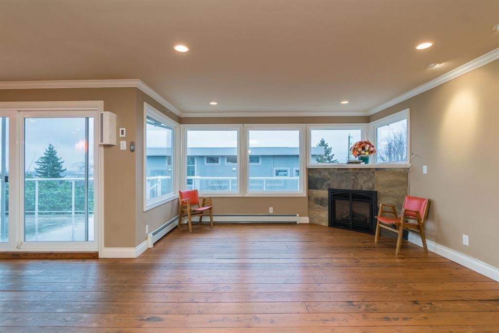 Breakfast Nook Photo of 15708 Cliff Avenue, White Rock, BC