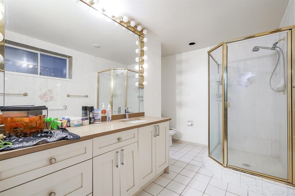 Guest Bathroom Photo of 15708 Cliff Avenue, White Rock, BC