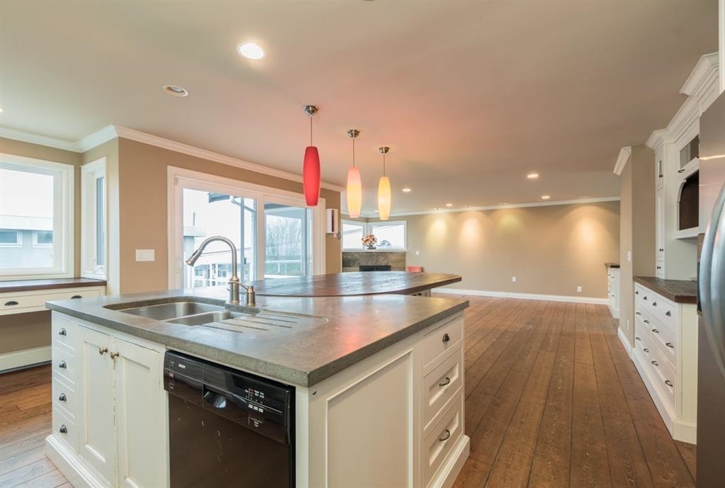 Walk-In Closet Photo of 15708 Cliff Avenue, White Rock, BC