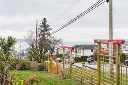 15708 Cliff Avenue, White Rock, BC, White Rock — Single Family Residence for sale