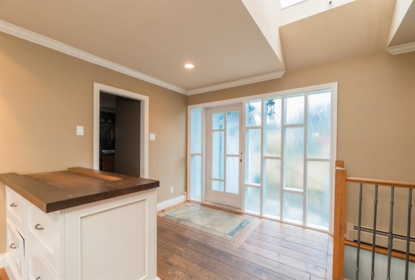 Kitchen Island Photo of 15708 Cliff Avenue, White Rock, BC