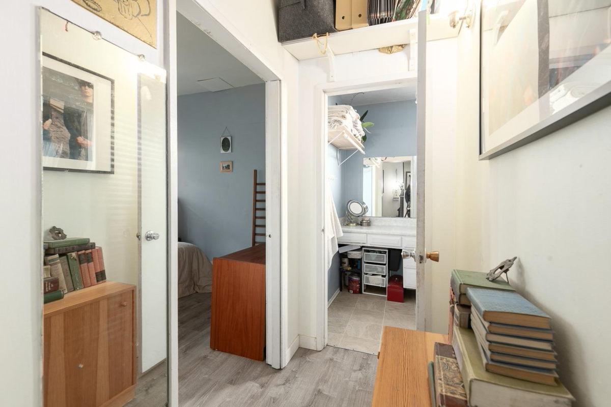 Walk-In Closet Photo of 236 W 12th Avenue, Vancouver, BC