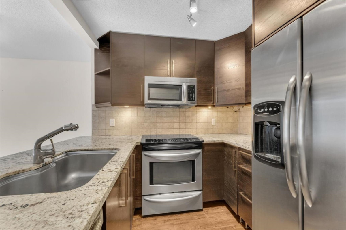Primary Bathroom Photo of 307 876 W 16th Avenue, Vancouver, BC