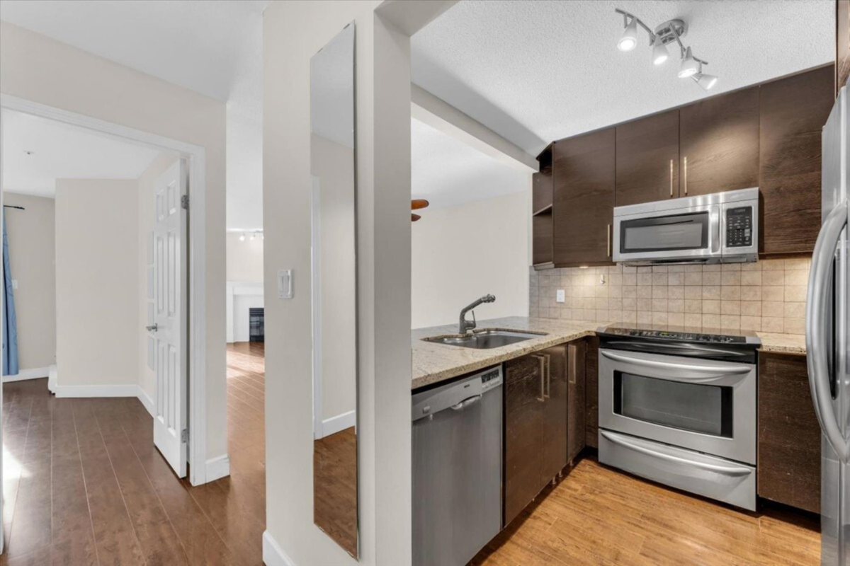 Walk-In Closet Photo of 307 876 W 16th Avenue, Vancouver, BC