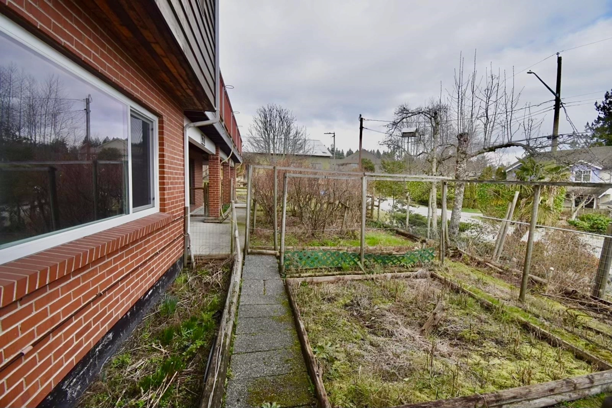 Outdoor Deck Photo of 631 Wyngaert Road, Gibsons, BC