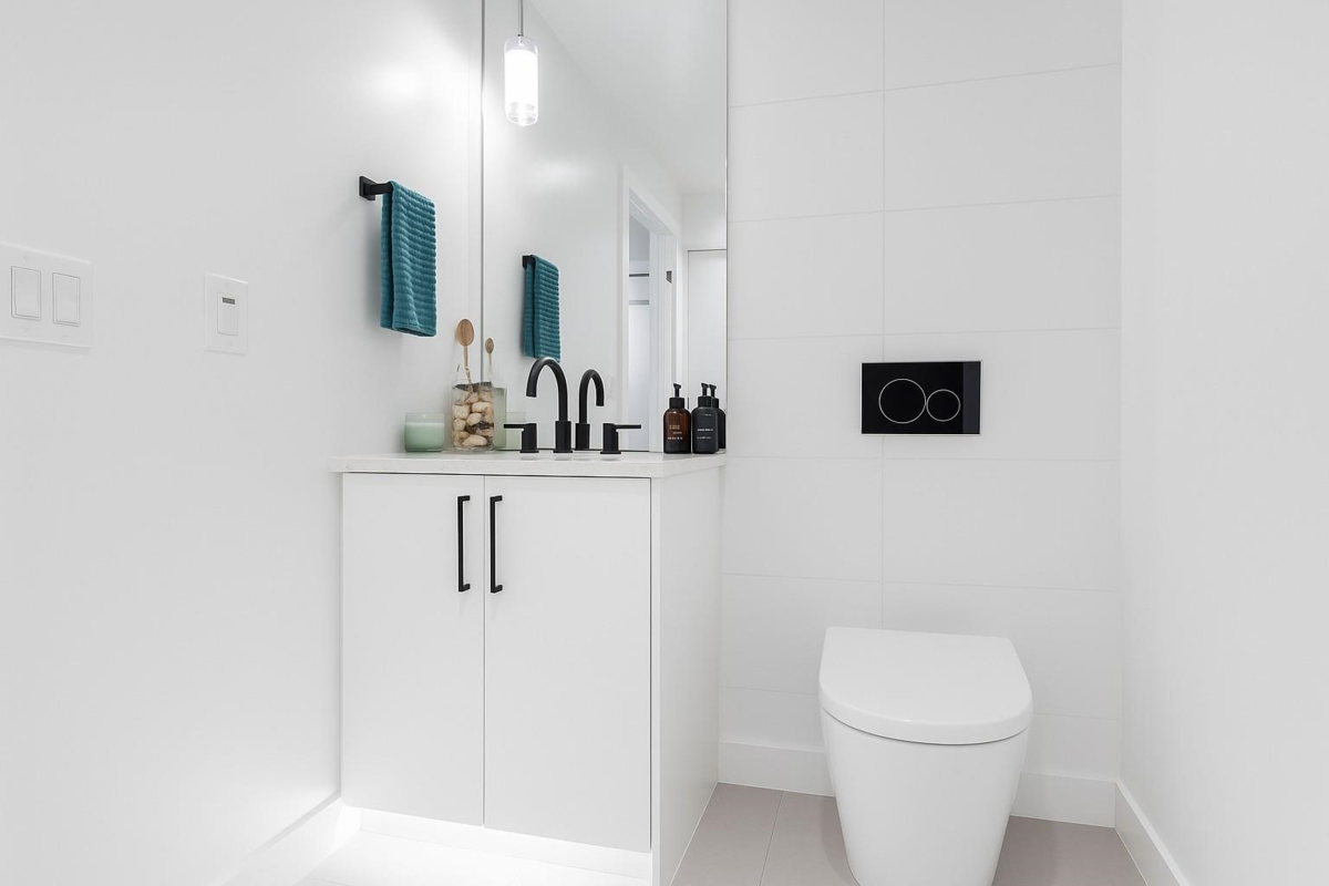 Walk-In Closet Photo of 146 545 E 2nd Street, North Vancouver, BC