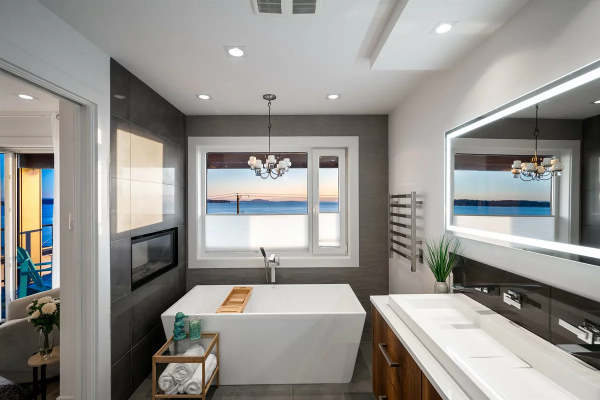 Hot Tub / Spa Photo of 15310 Victoria Avenue, White Rock, BC