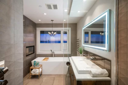 Guest Bathroom Photo of 15310 Victoria Avenue, White Rock, BC