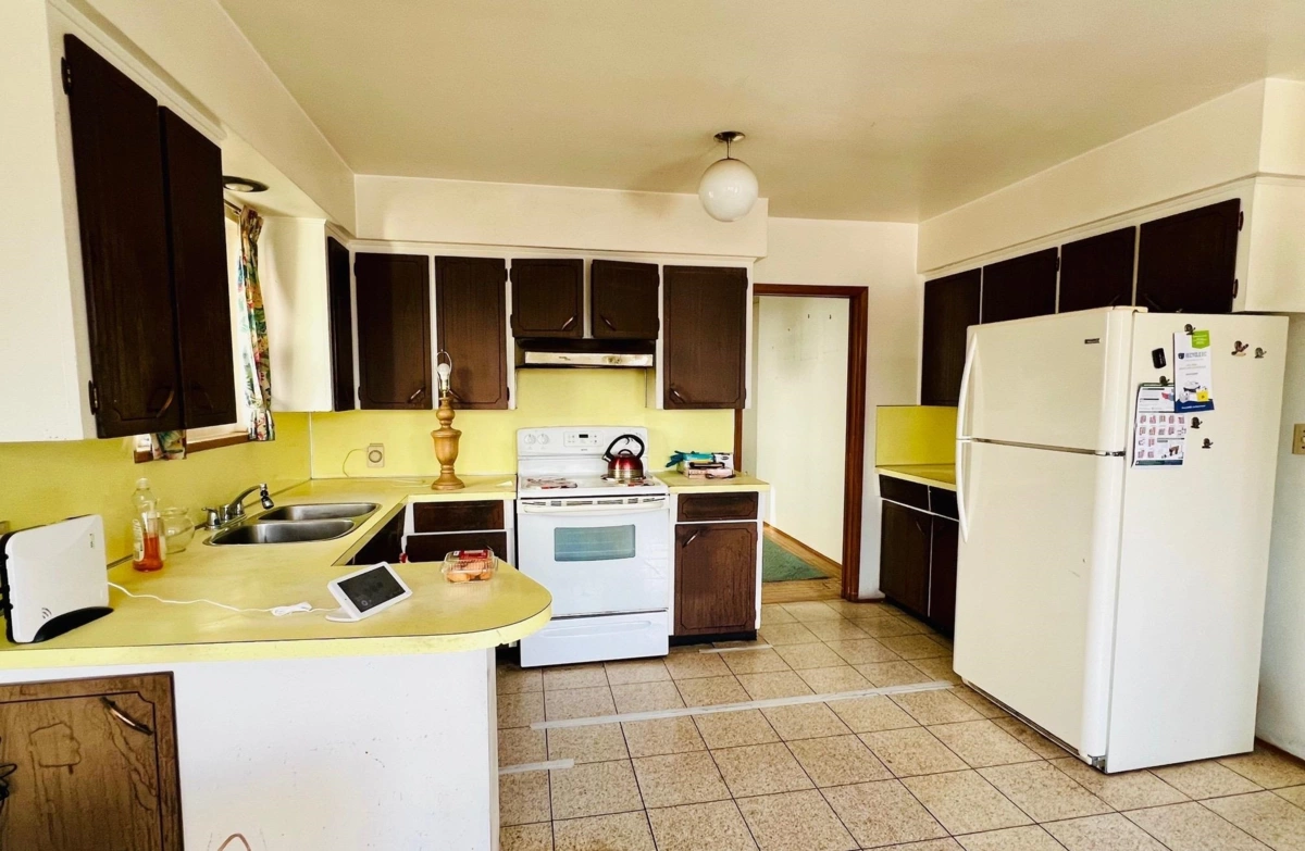 Kitchen Island Photo of 4695 Nanaimo Street, Vancouver, BC