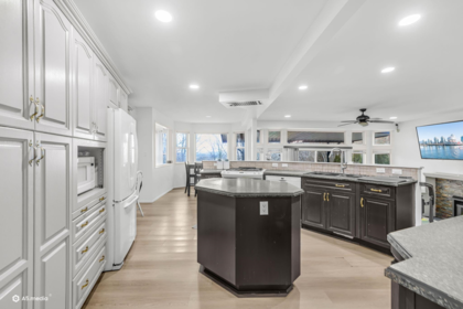 Kitchen Island Photo of 3737 Lethbridge Drive, Abbotsford, BC