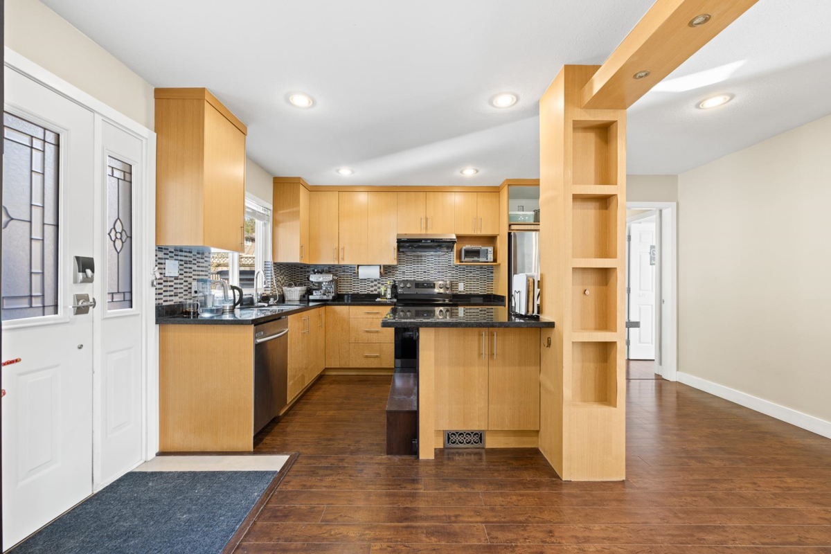 Breakfast Nook Photo of 5039 Marine Drive, Burnaby, BC