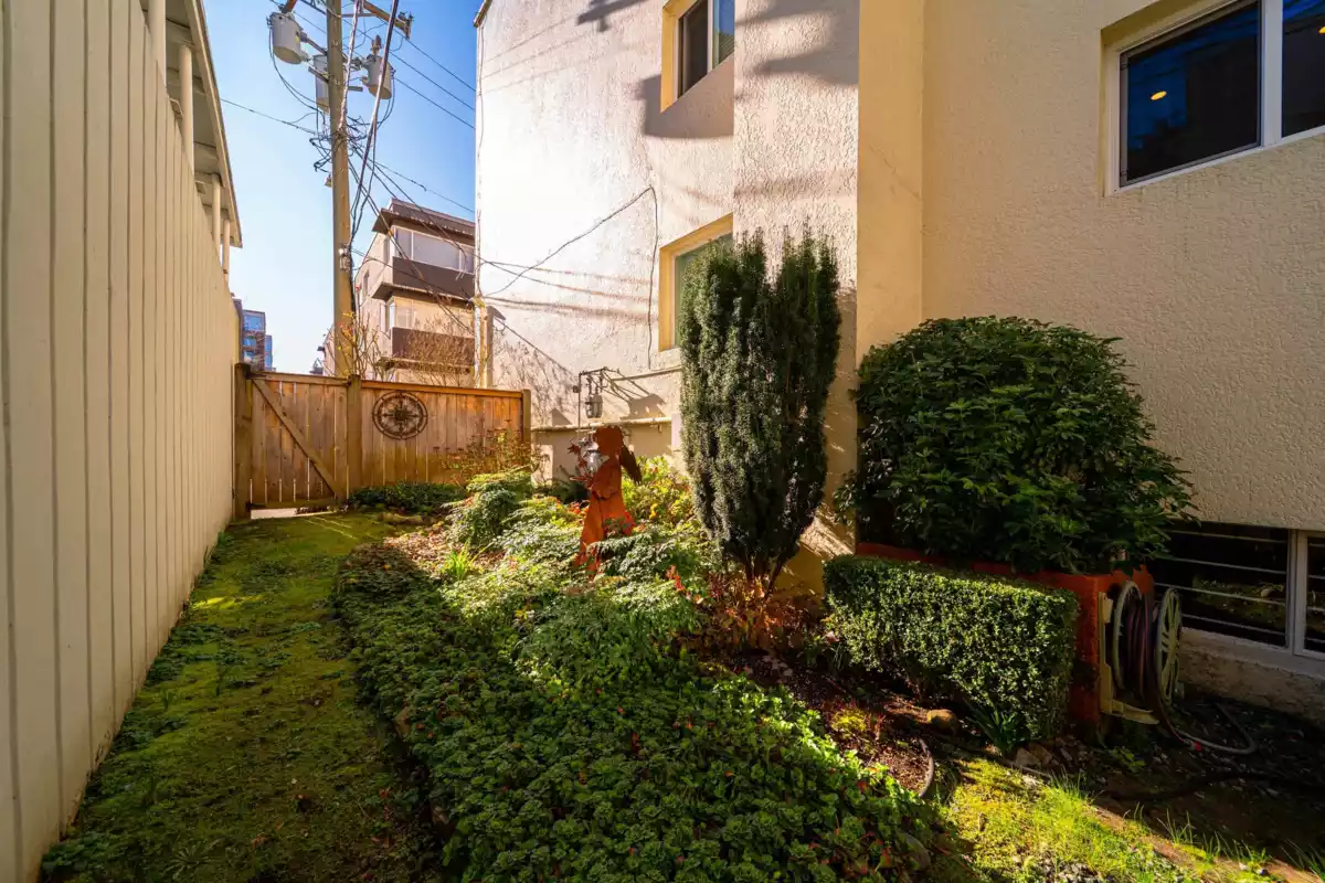 Hallway Photo of 106 1972 Robson Street, Vancouver, BC