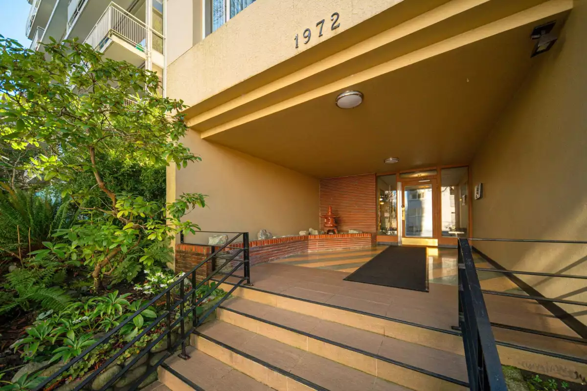 Kitchen Photo of 106 1972 Robson Street, Vancouver, BC