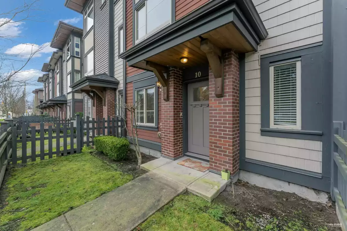 Outdoor Deck Photo of 10 16127 87 Avenue, Surrey, BC