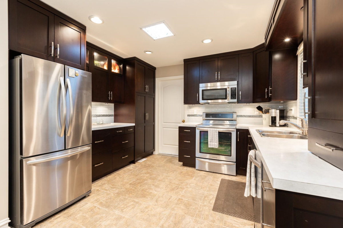 Guest Bathroom Photo of 4 12945 17 Avenue, Surrey, BC