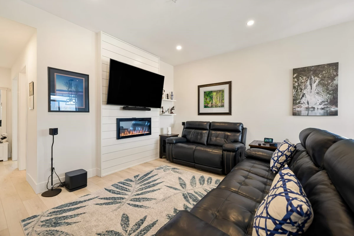 Dining Area Photo of 15 43998 Chilliwack Mountain Road, Chilliwack, BC