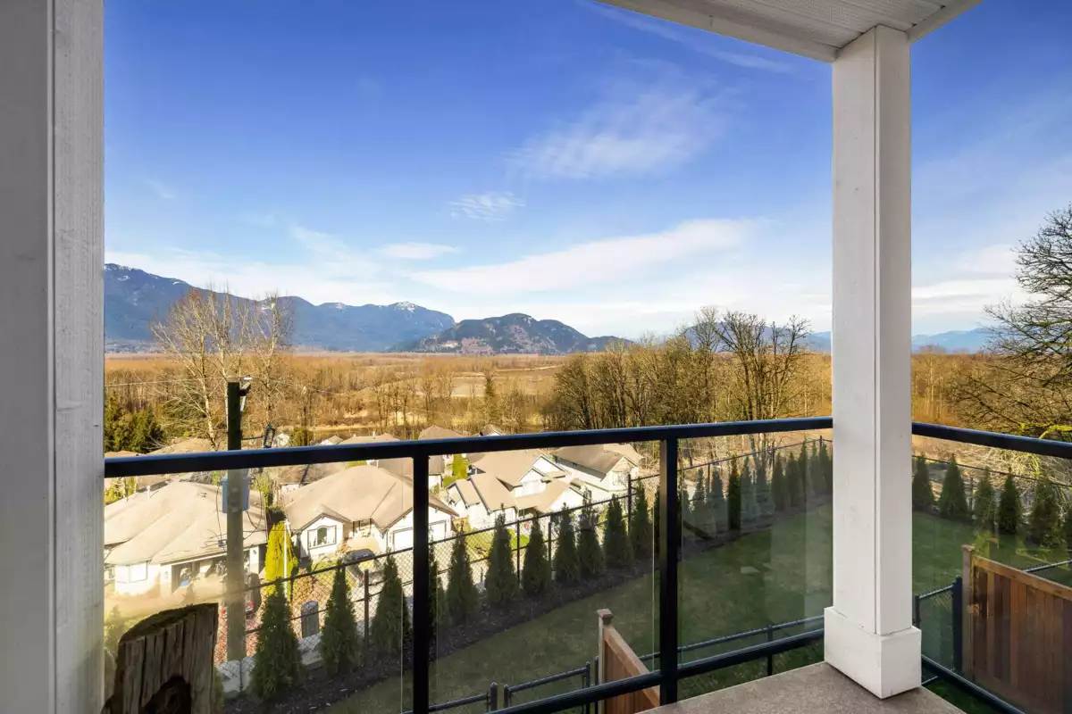 Entry Foyer Photo of 15 43998 Chilliwack Mountain Road, Chilliwack, BC