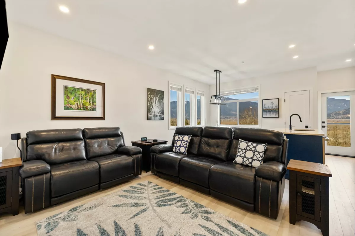 Family Room Photo of 15 43998 Chilliwack Mountain Road, Chilliwack, BC