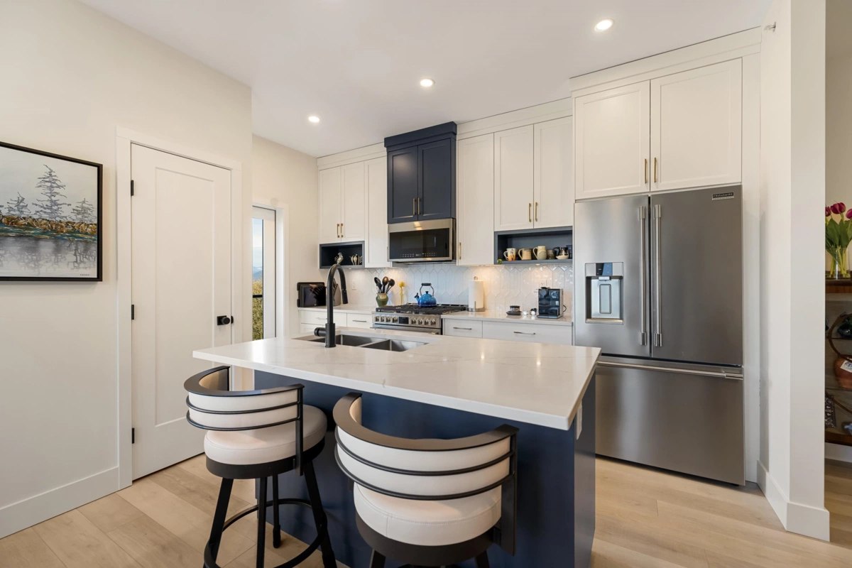 Kitchen Island Photo of 15 43998 Chilliwack Mountain Road, Chilliwack, BC