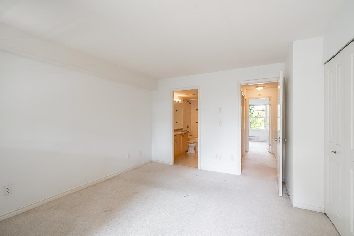 Backyard Photo of 4 7179 18th Avenue, Burnaby, BC