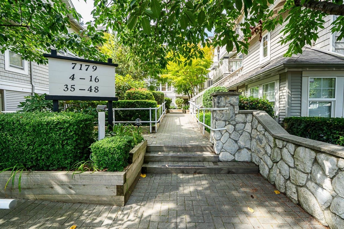 Kitchen Island Photo of 4 7179 18th Avenue, Burnaby, BC
