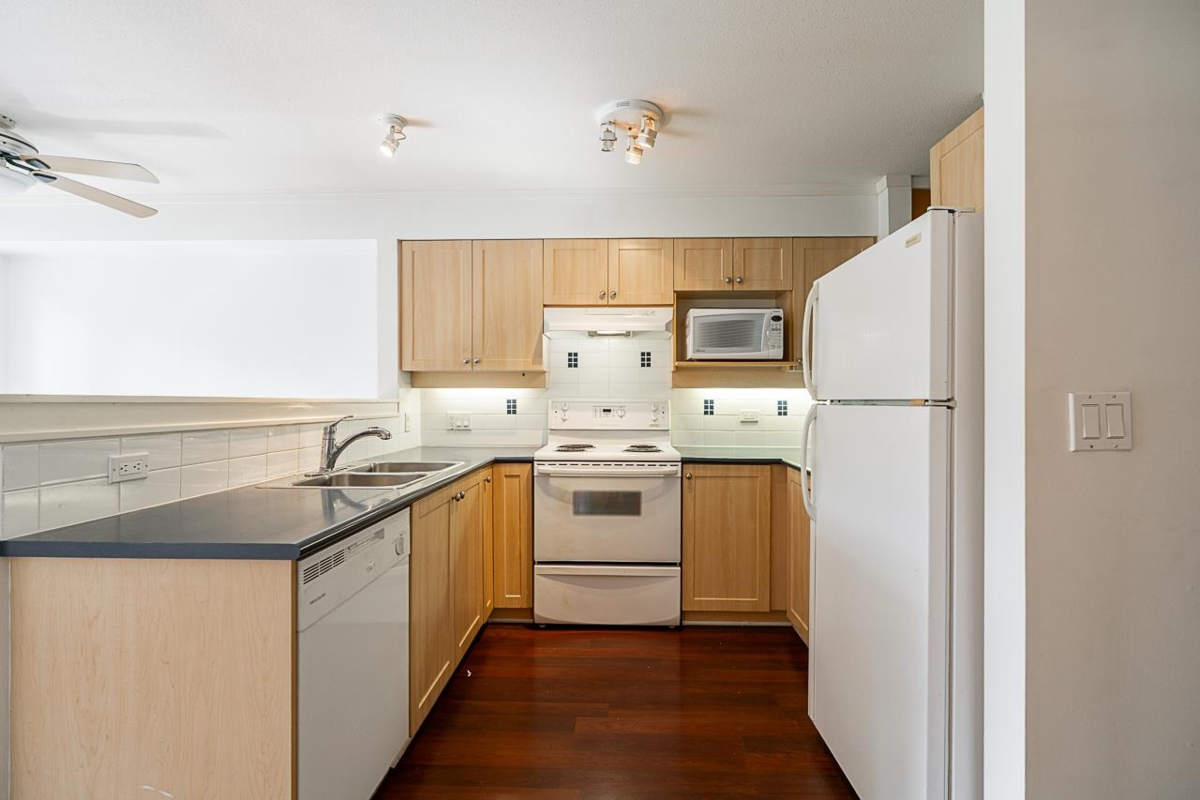 Powder Room Photo of 4 7179 18th Avenue, Burnaby, BC