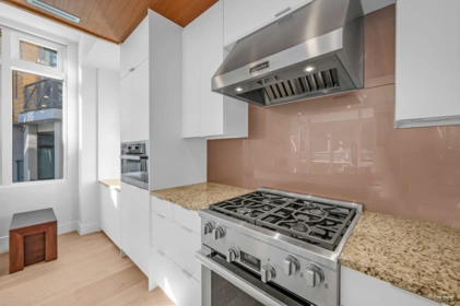 Kitchen Island Photo of 203 6697 Nelson Avenue, West Vancouver, BC