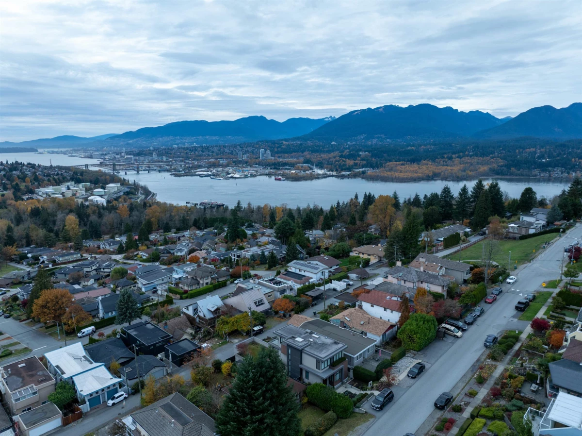 Family Room Photo of 34 N Hythe Avenue, Burnaby, BC