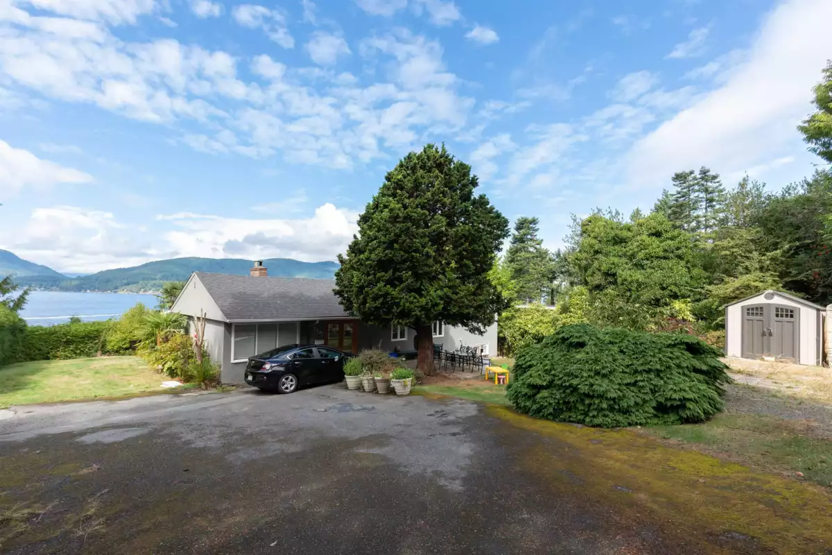 Family Room Photo of 7195 Rockland Wynd, West Vancouver, BC