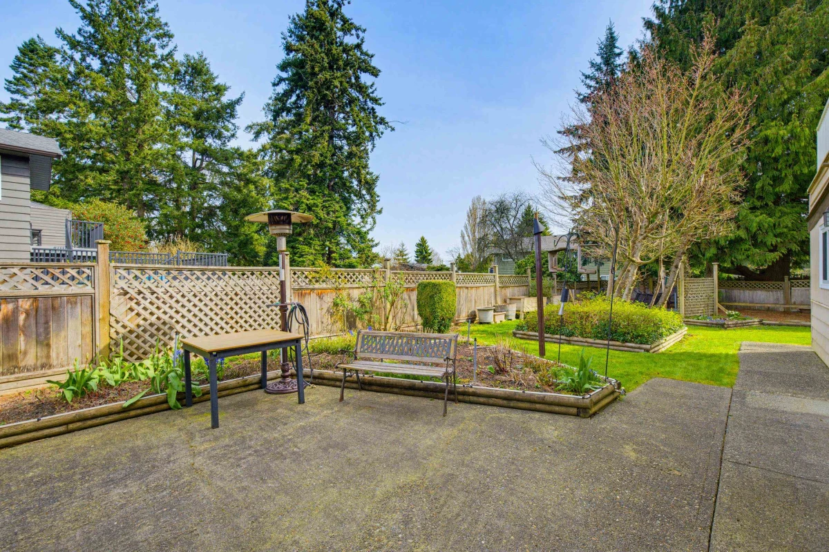 Family Room Photo of 466 55 Street, Delta, BC
