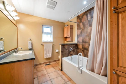 Guest Bathroom Photo of 466 55 Street, Delta, BC