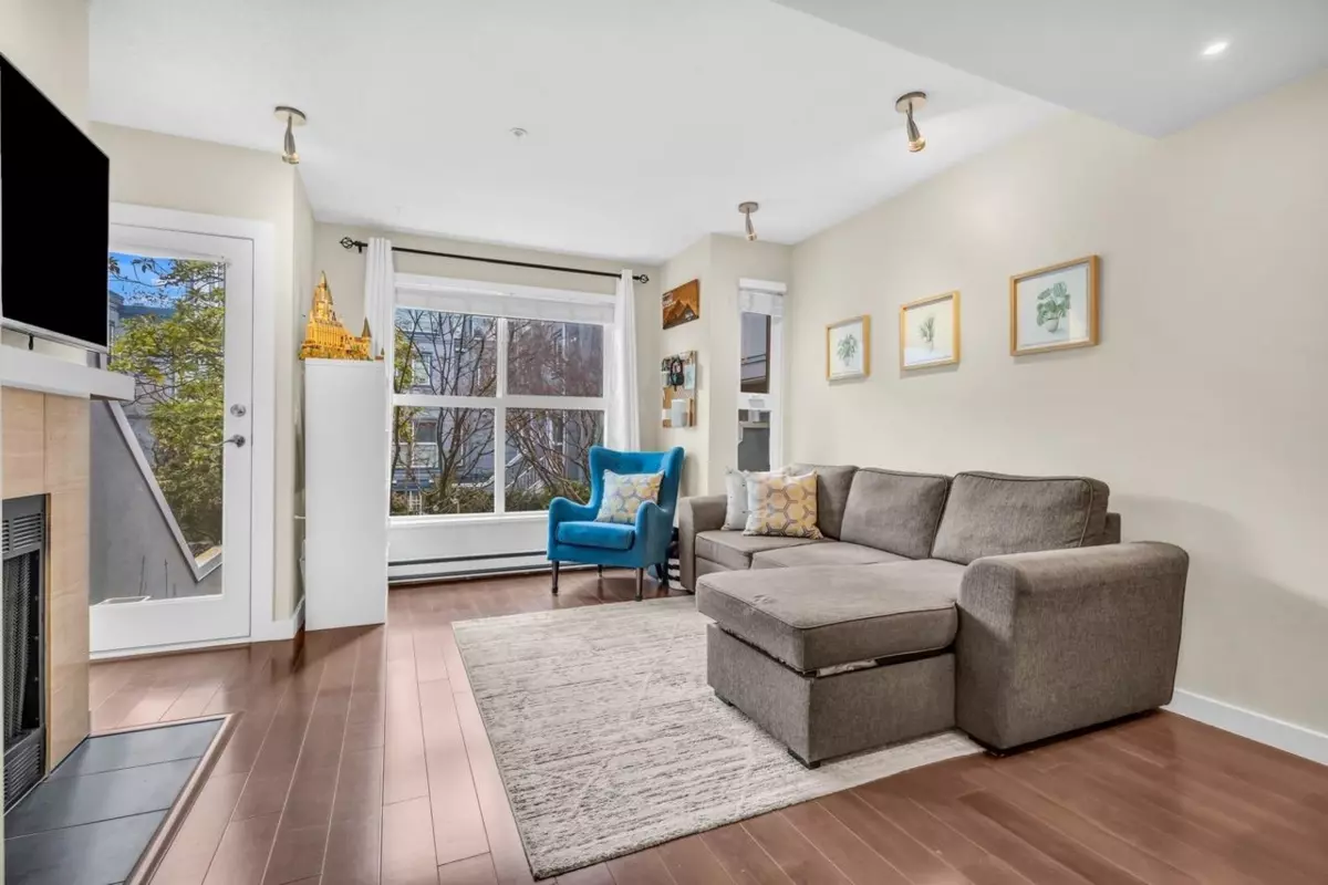 Living Room Photo of 11 877 W 7th Avenue, Vancouver, BC
