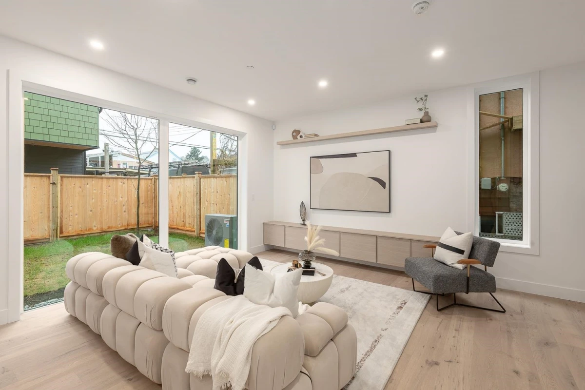 Living Room Photo of 462 E 17th Avenue, Vancouver, BC