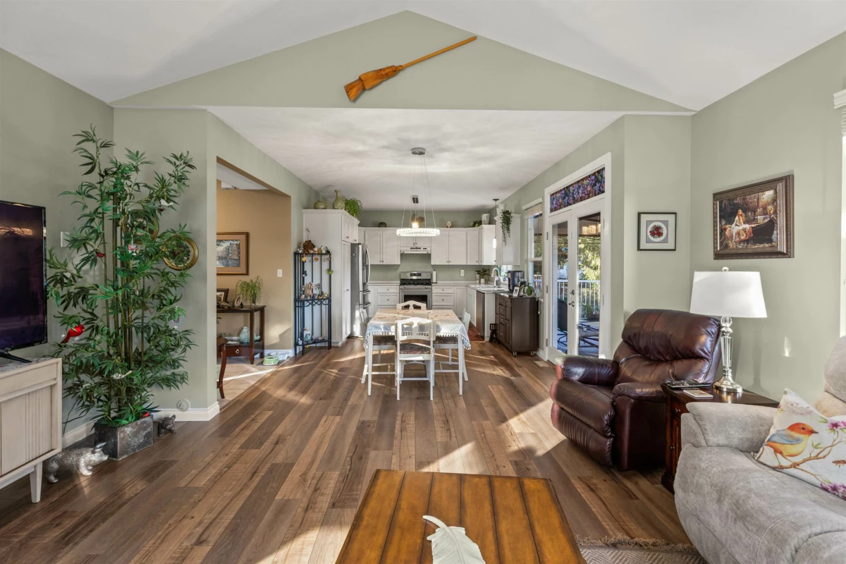 Dining Area Photo of 32976 Hawthorne Avenue, Mission, BC