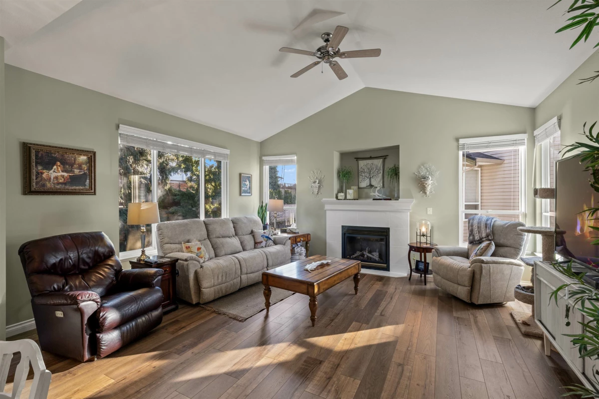 Family Room Photo of 32976 Hawthorne Avenue, Mission, BC
